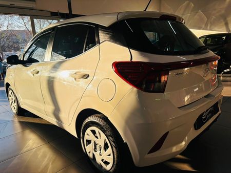 2023-Hyundai-Grand-i10-10-Fluid_16