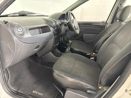2019-Nissan-NP200-16_6