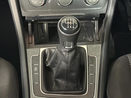 2019-Volkswagen-Golf-VII-10-TSI-Comfortline_10
