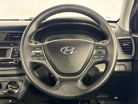 2017-Hyundai-i20-12-Motion_12