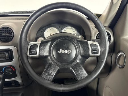 2004-Jeep-Cherokee-37-Limited-Auto_12