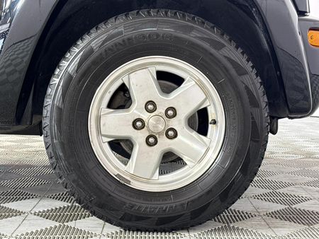 2004-Jeep-Cherokee-37-Limited-Auto_5