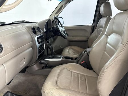 2004-Jeep-Cherokee-37-Limited-Auto_8