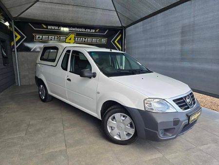 2017-Nissan-NP200-16_0