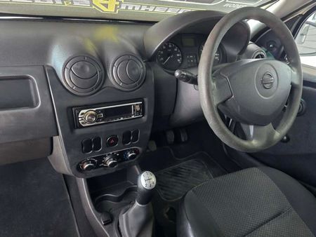 2017-Nissan-NP200-16_10