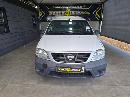 2017-Nissan-NP200-16_2