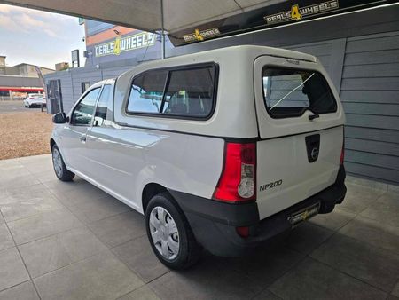 2017-Nissan-NP200-16_3