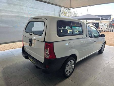 2017-Nissan-NP200-16_4