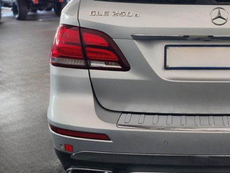 2017-Mercedes-Benz-GLE-250d-4Matic_10