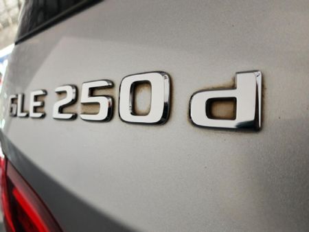 2017-Mercedes-Benz-GLE-250d-4Matic_12