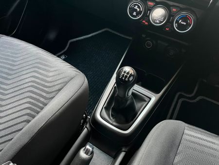 2024-Suzuki-Swift-12-GLX_11