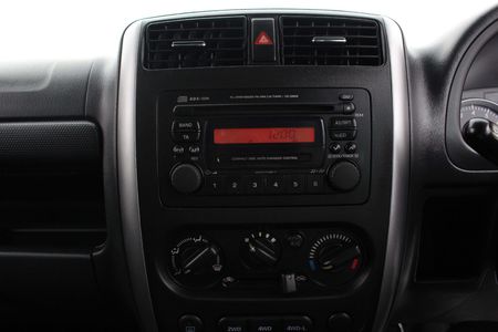 2013-Suzuki-Jimny-13_3