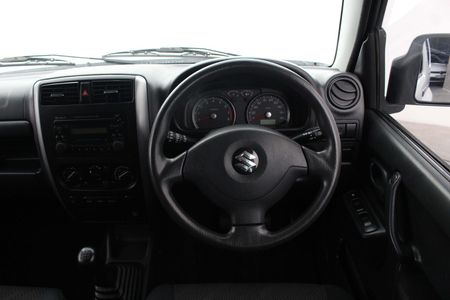 2013-Suzuki-Jimny-13_5