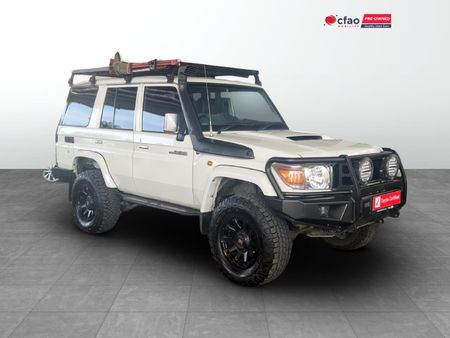 2014-Toyota-Land-Cruiser-76-45-D-V8-Station-Wagon_0