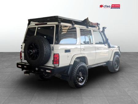 2014-Toyota-Land-Cruiser-76-45-D-V8-Station-Wagon_1