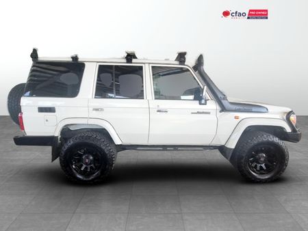 2014-Toyota-Land-Cruiser-76-45-D-V8-Station-Wagon_2
