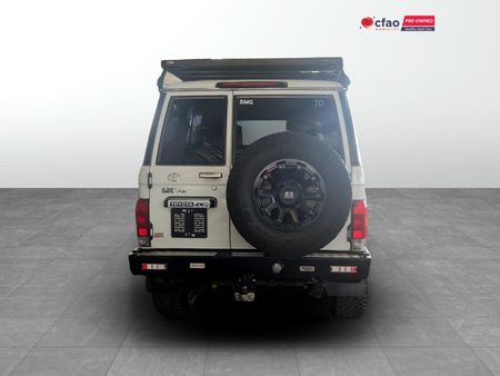 2014-Toyota-Land-Cruiser-76-45-D-V8-Station-Wagon_4