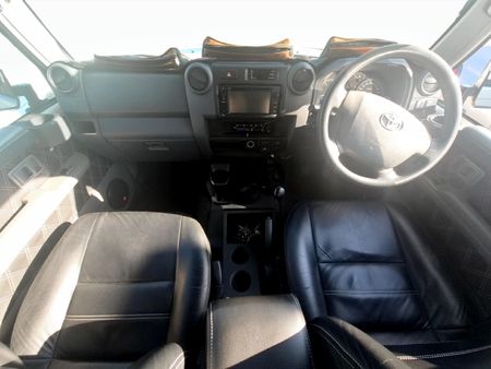 2014-Toyota-Land-Cruiser-76-45-D-V8-Station-Wagon_5