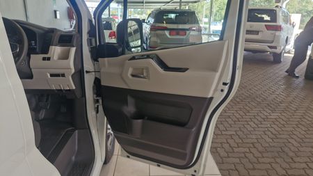 2024-Toyota-Quantum-28-GL-Auto-14-Seater_15
