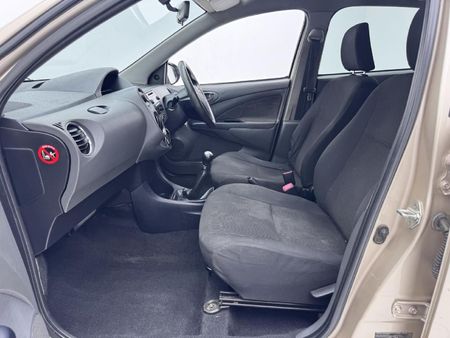 2016-Toyota-Etios-15-Xi-5-dr_6