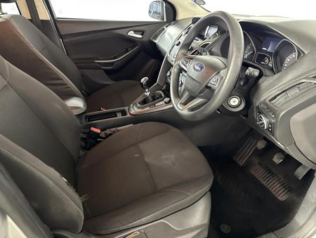2017-Ford-Focus-10-EcoBoost-Trend-5-dr_9