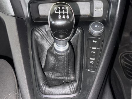 2017-Ford-Focus-10-EcoBoost-Trend-5-dr_10
