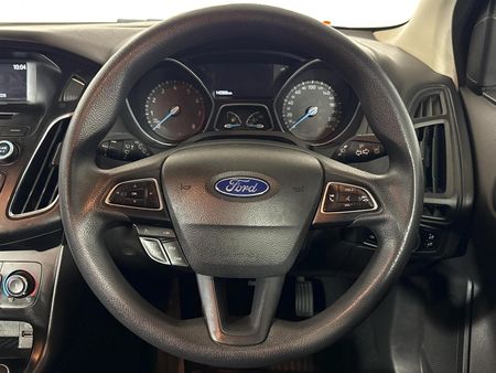 2017-Ford-Focus-10-EcoBoost-Trend-5-dr_11