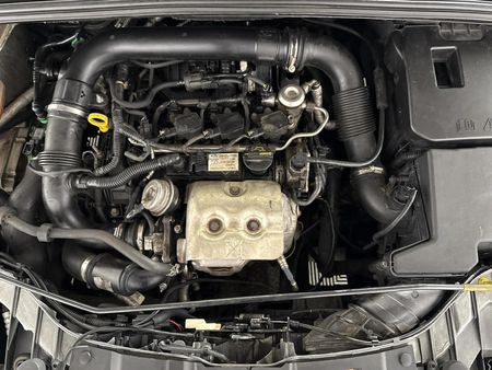 2017-Ford-Focus-10-EcoBoost-Trend-5-dr_12