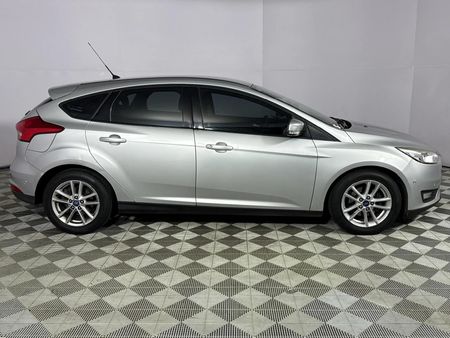 2017-Ford-Focus-10-EcoBoost-Trend-5-dr_16