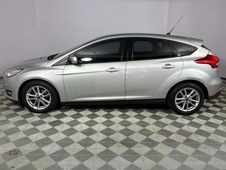 2017-Ford-Focus-10-EcoBoost-Trend-5-dr_18