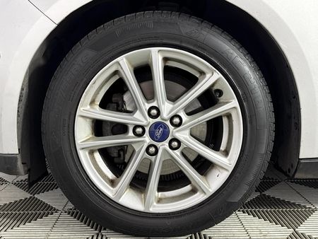 2017-Ford-Focus-10-EcoBoost-Trend-5-dr_4