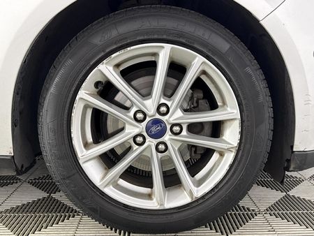 2017-Ford-Focus-10-EcoBoost-Trend-5-dr_5