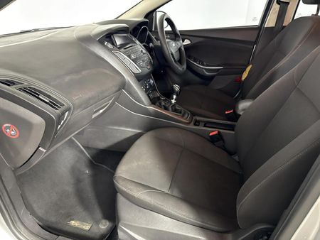 2017-Ford-Focus-10-EcoBoost-Trend-5-dr_8
