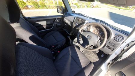 2014-Suzuki-Jimny-Suzuki-Jimny-13i_10