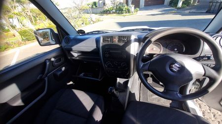2014-Suzuki-Jimny-Suzuki-Jimny-13i_11