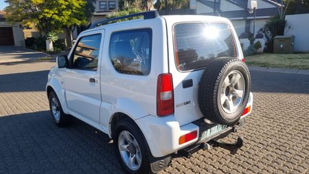 2014-Suzuki-Jimny-Suzuki-Jimny-13i_5