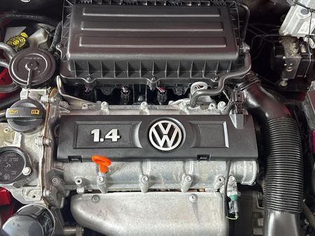2012-Volkswagen-Polo-14-Comfortline-5-dr_13