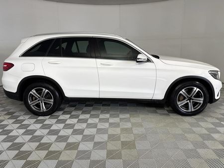 2018-Mercedes-Benz-GLC-220d_16