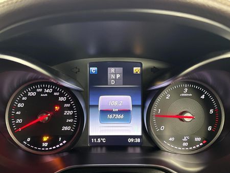 2018-Mercedes-Benz-GLC-220d_2