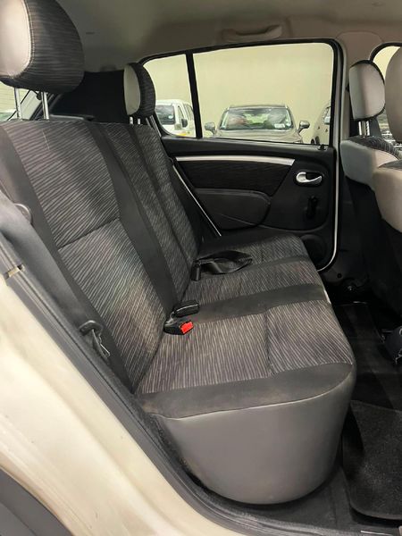 2014-Renault-Sandero-16-Stepway_11