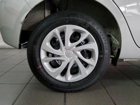 2025-Toyota-Vitz-10_11