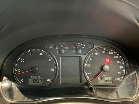 2013-Volkswagen-Polo-Vivo-16-Trendline_10