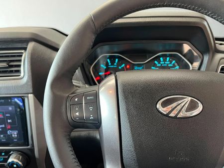 2025-Mahindra-Pik-Up-22-mHawk-S11-Dew-4x4-Auto-Double-Cab_11