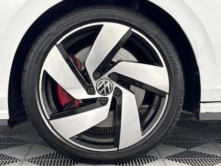 2024-Volkswagen-Golf-8-GTI-20-TSI-Auto_16