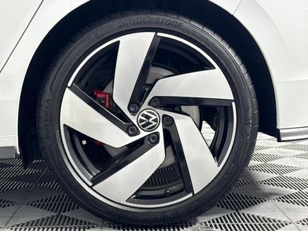 2024-Volkswagen-Golf-8-GTI-20-TSI-Auto_18