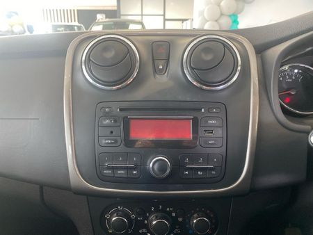 2016-Renault-Sandero-900T-Stepway_11