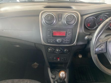 2016-Renault-Sandero-900T-Stepway_12