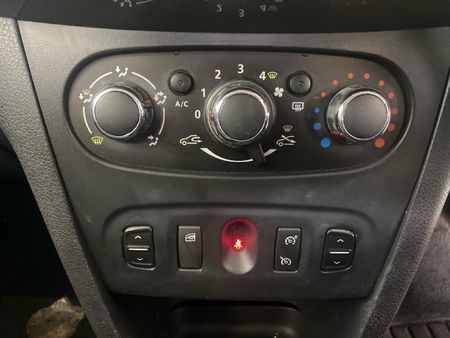 2016-Renault-Sandero-900T-Stepway_22
