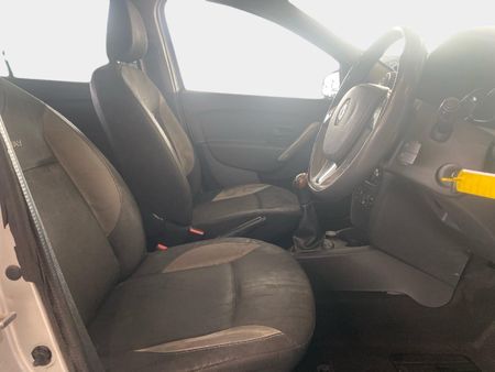 2016-Renault-Sandero-900T-Stepway_8