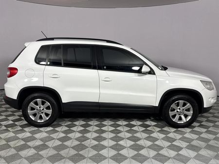 2010-Volkswagen-Tiguan-14-TSI-Track-Field-4Motion_17